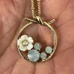 Pretty Spring Floral Flower Circle Antique Style Pendant Necklace Gold 3 NWT